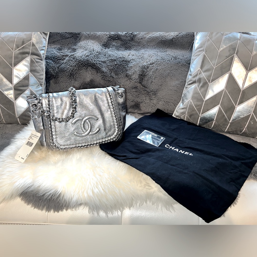 NWT Vintage CHANEL silver leather flap shoulder bag. Price is NON-NEGOTIABLE!!!